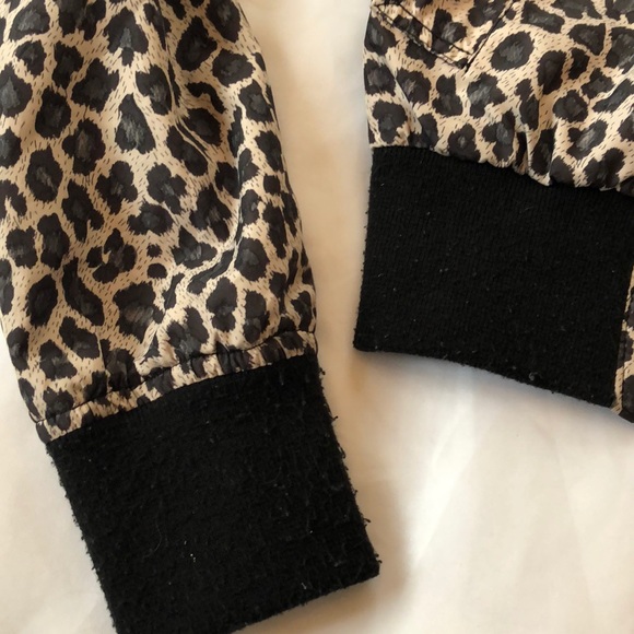 ⭐️2 for $10⭐️ Leopard Printed Spring Jacket - Picture 2 of 4